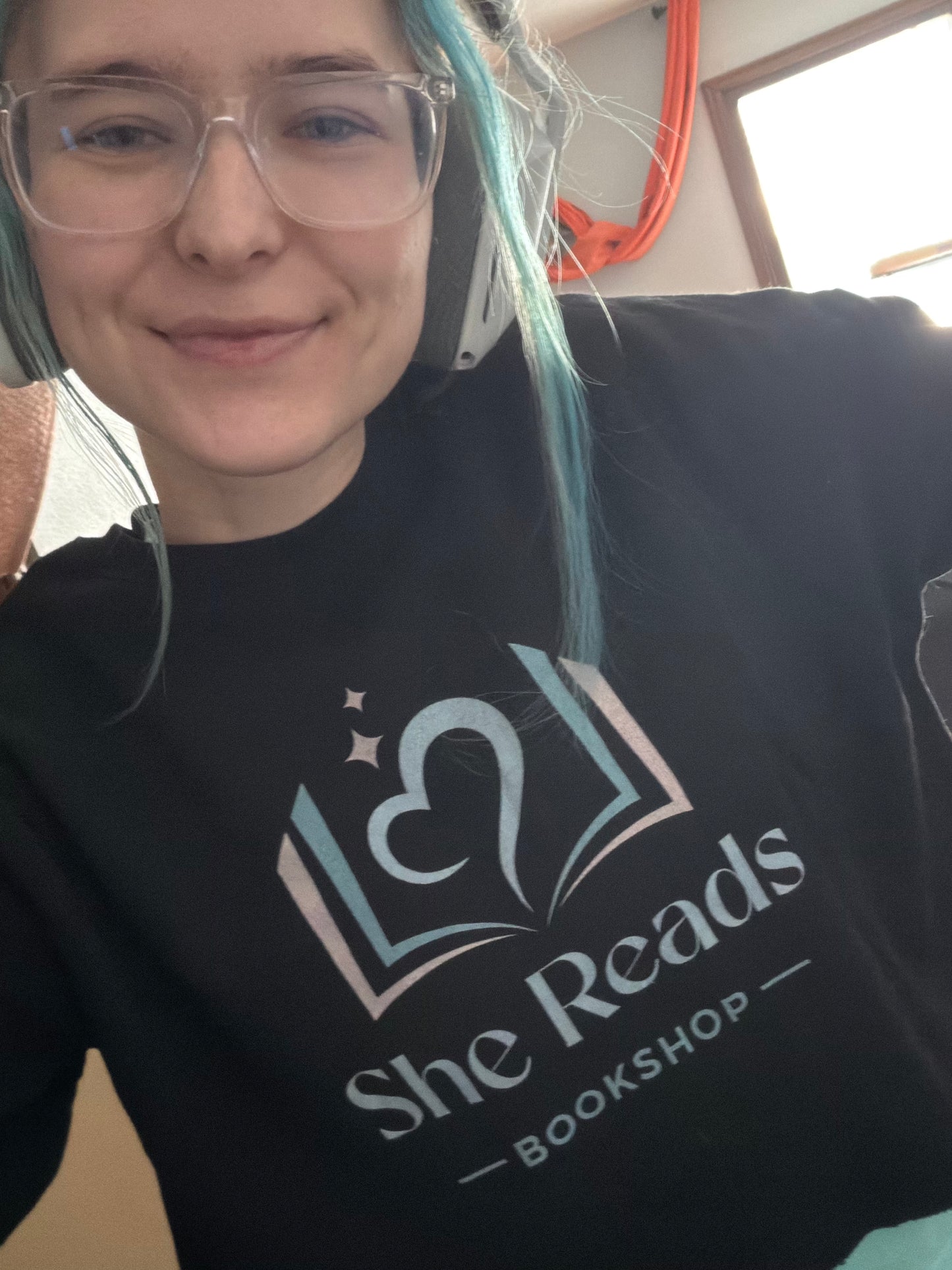 She Reads Bookshop Cropped Sweatshirt